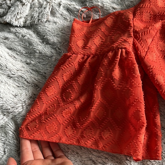 50% OFF NWOT. GUESS off the shoulder top - Picture 4 of 4